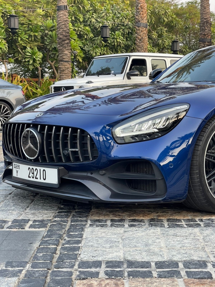 Blau Mercedes Benz AMG-GT 2022