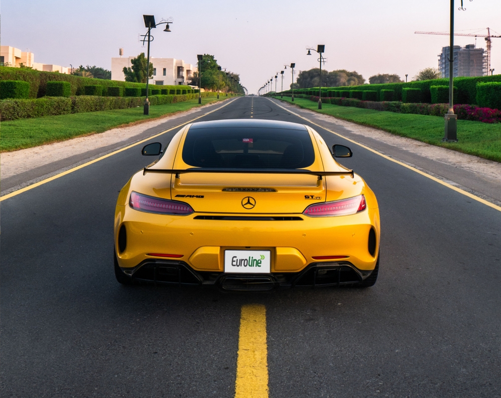 黄色的 奔驰 AMG GTR 2019