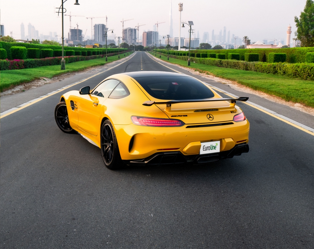 黄色的 奔驰 AMG GTR 2019