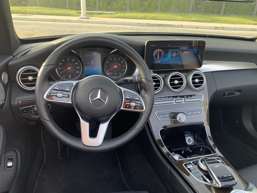 Azul Mercedes Benz C300 convertible 2019