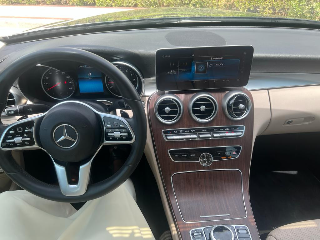Blau Mercedes Benz C300 Coupé 2020
