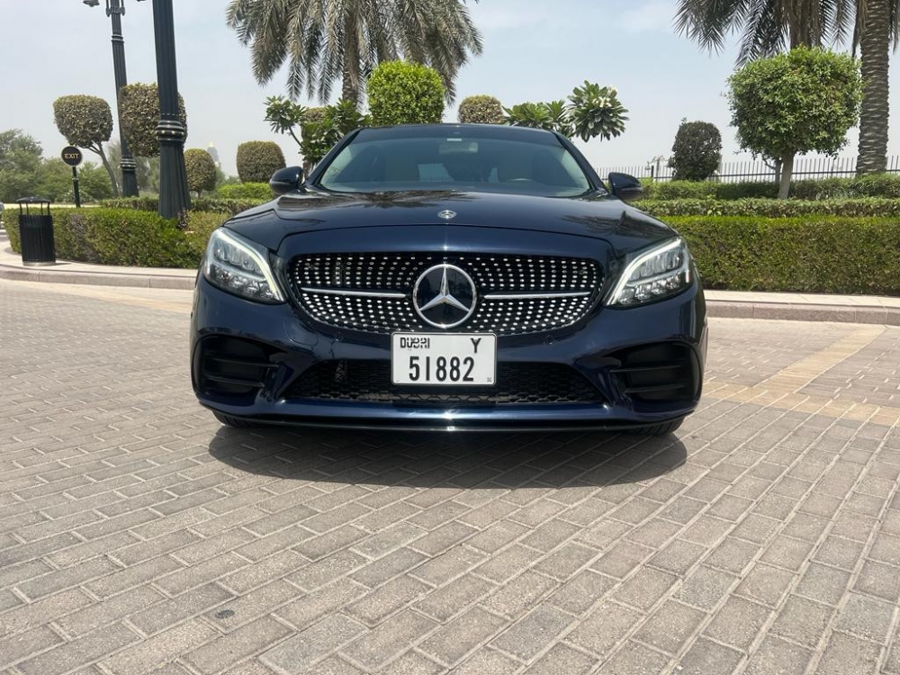 Blau Mercedes Benz C300 Coupé 2020