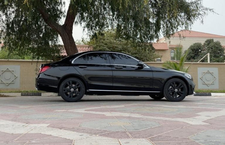 Siyah Mercedes Benz C300 2020