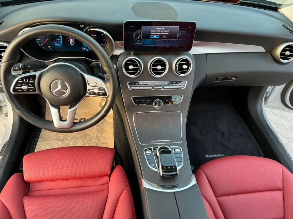 Silber Mercedes Benz C300 2021