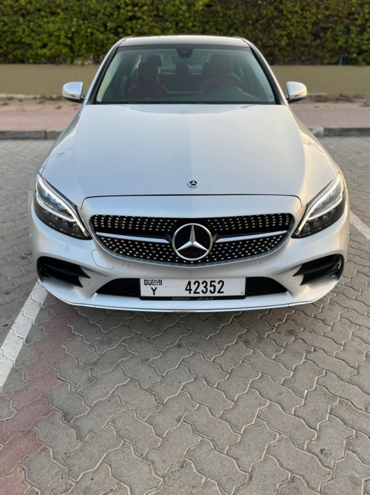 Silber Mercedes Benz C300 2021