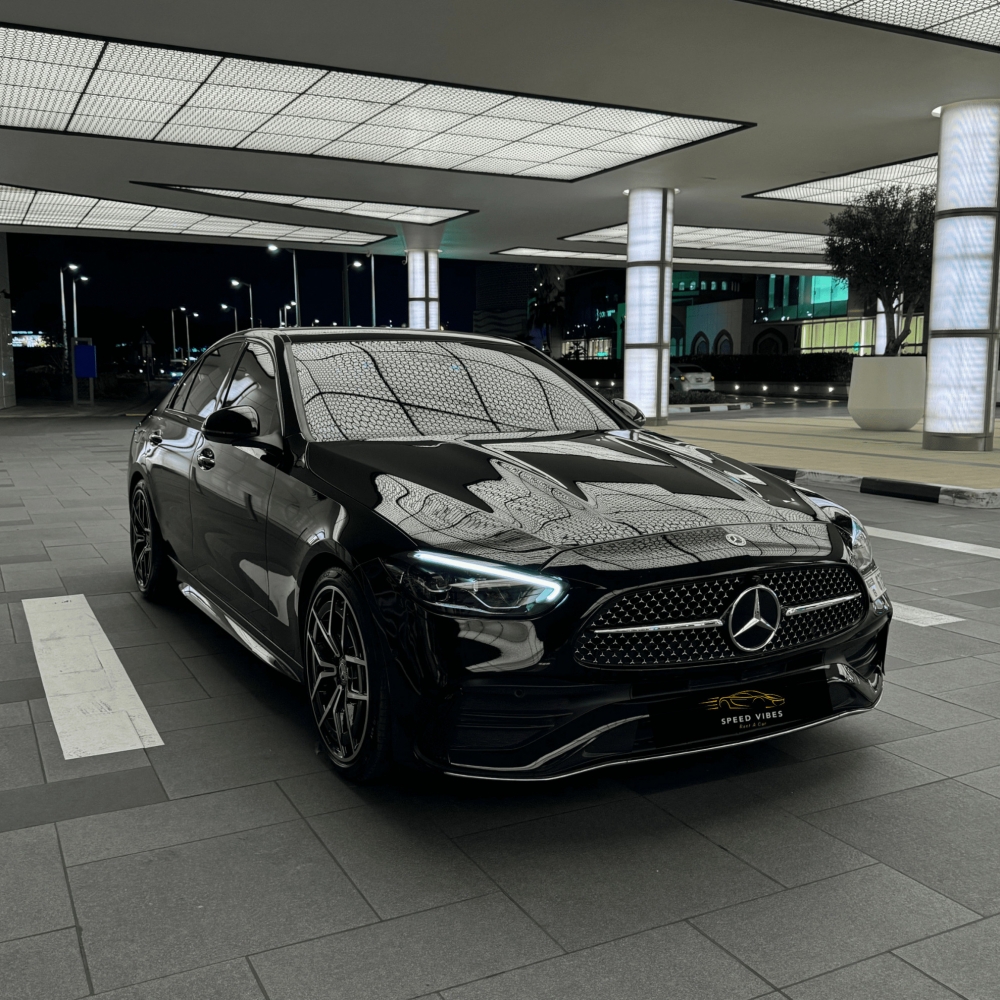 Schwarz Mercedes Benz C300 2022
