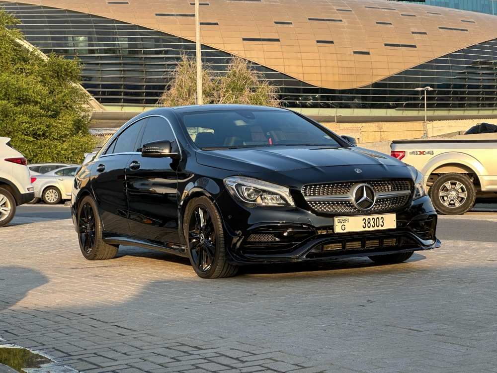 Negro Mercedes Benz CLA 250 2018
