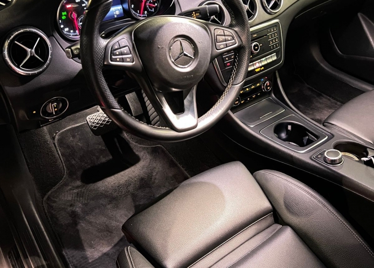 Silber Mercedes Benz CLA 250 2018
