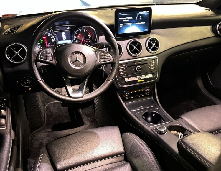 Silber Mercedes Benz CLA 250 2018