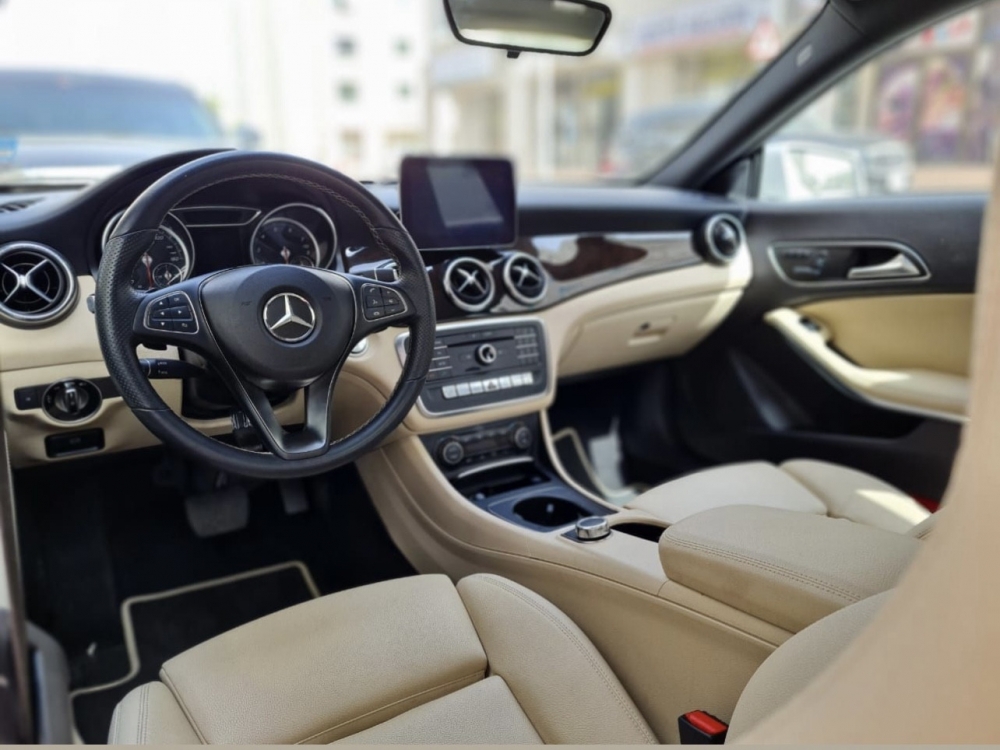 Silber Mercedes Benz CLA 250 2019