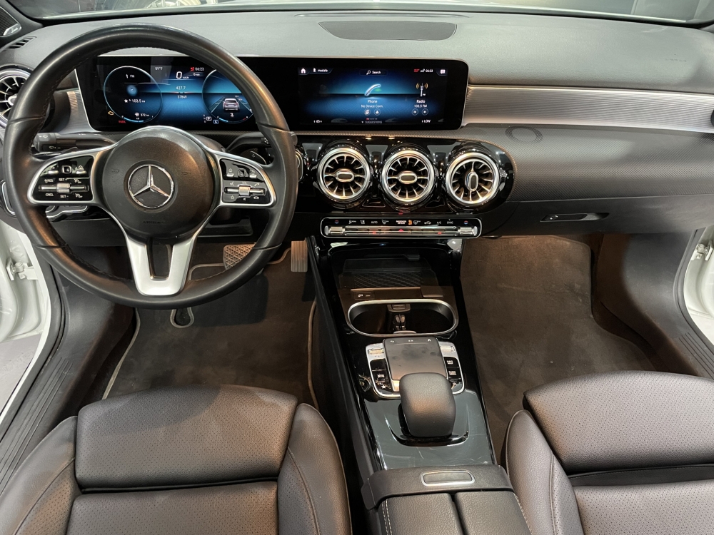 Weiß Mercedes Benz CLA 250 2021