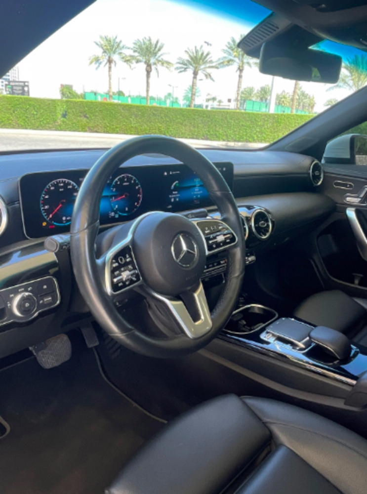 Weiß Mercedes Benz CLA 250 2020