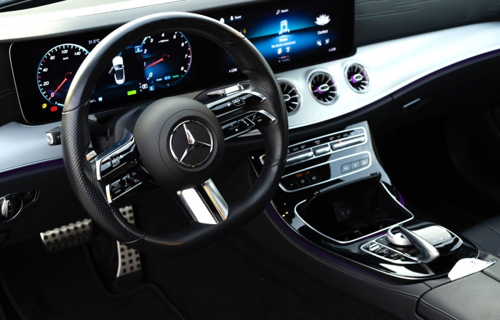 Koyu gri Mercedes Benz E200 Dönüştürülebilir 2021