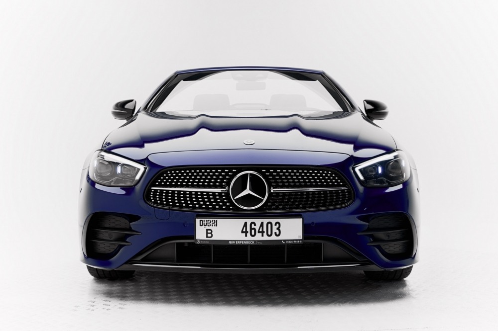 Blau Mercedes Benz E300 Cabrio 2021