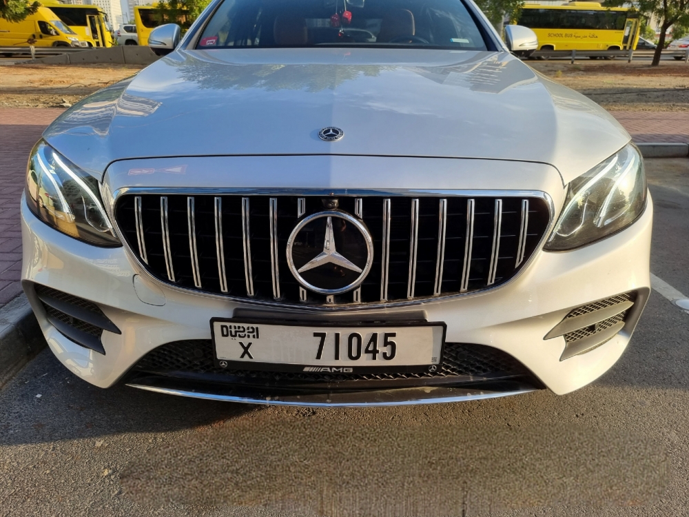 Silbermetallic Mercedes Benz E300 2019