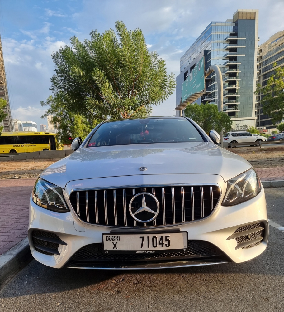 Silbermetallic Mercedes Benz E300 2019