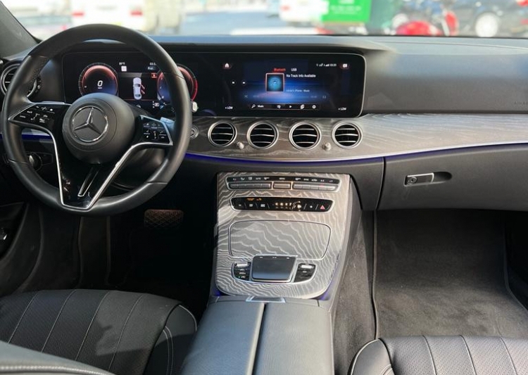 Koyu gri Mercedes Benz E350 2022