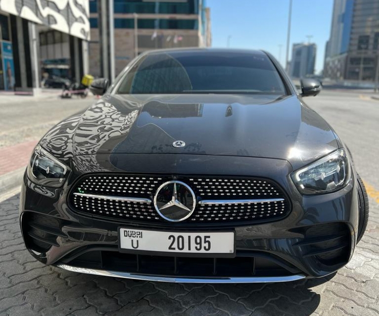 Темно-серый Mercedes Benz E350 2022