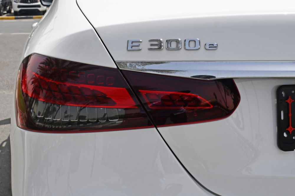 Weiß Mercedes Benz E300 2022