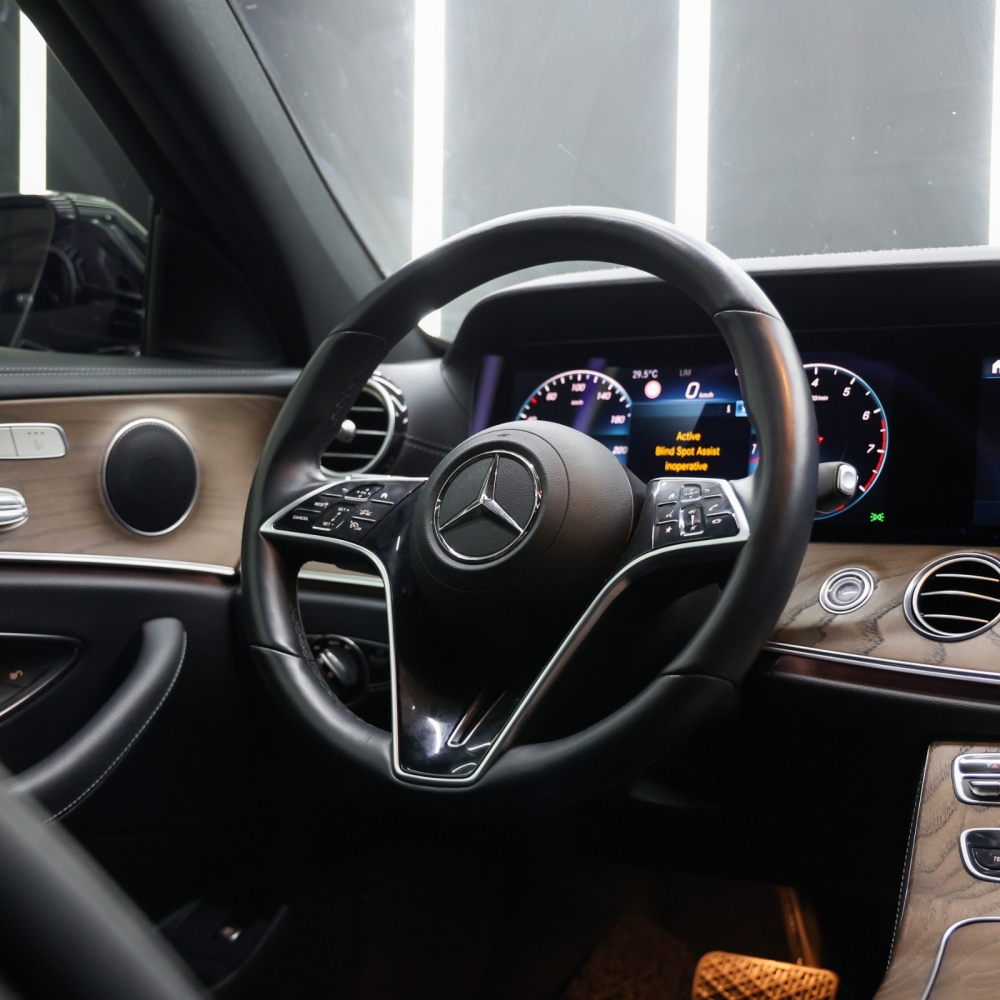 Siyah Mercedes Benz E300 2023