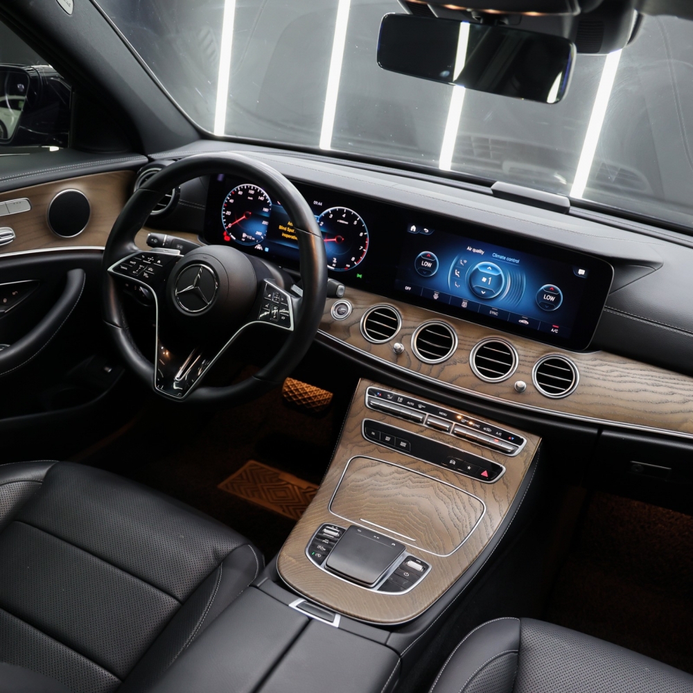 zwart Mercedes-Benz E300 2023