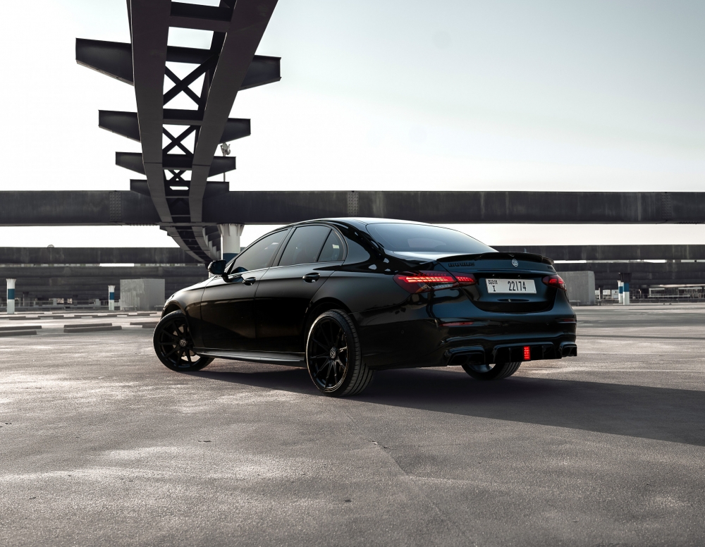 Черный Мерседес Бенц E350 Брабус Комплект 2020 год