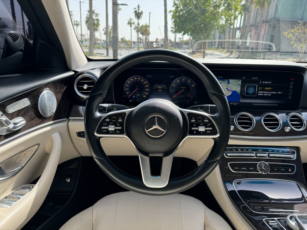 Schwarz Mercedes Benz E350 2020