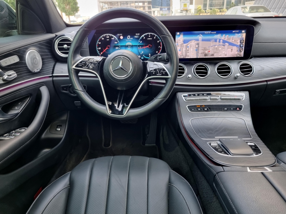 Grau Mercedes Benz E350 2021