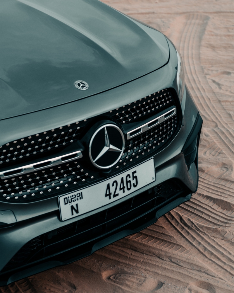 Grau Mercedes Benz GLB250 2020