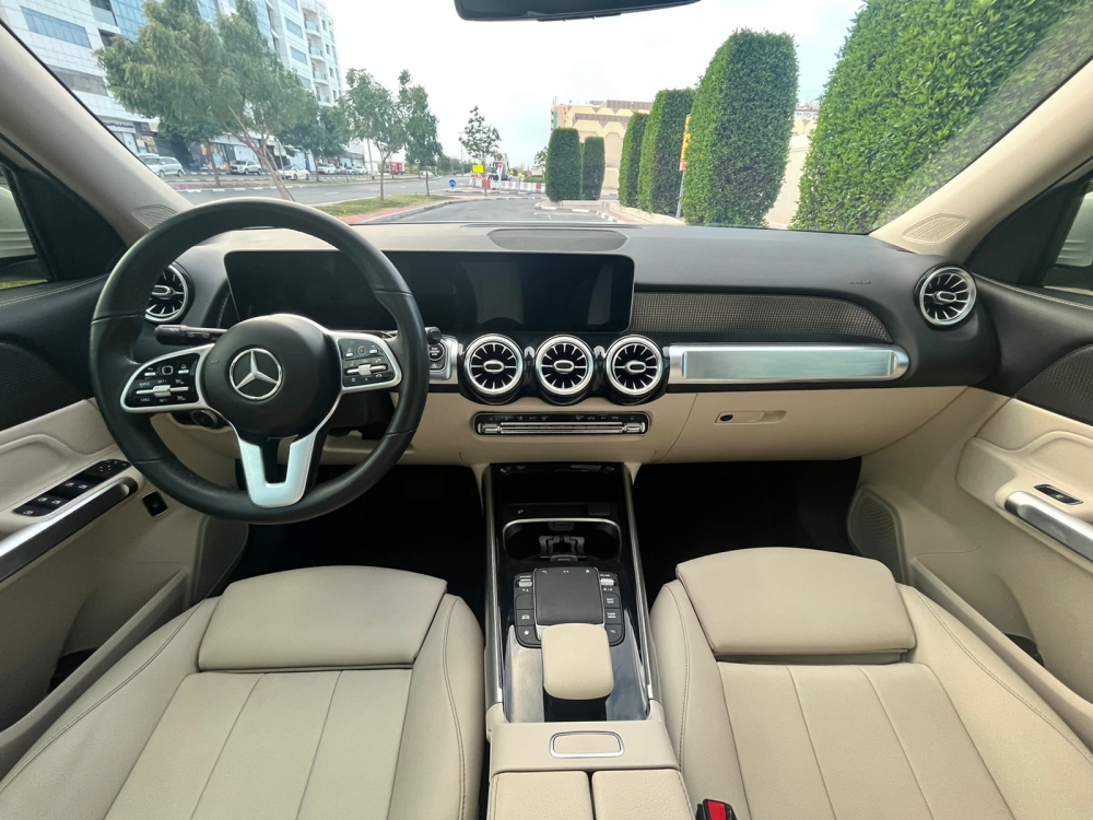 Weiß Mercedes Benz GLB250 2021