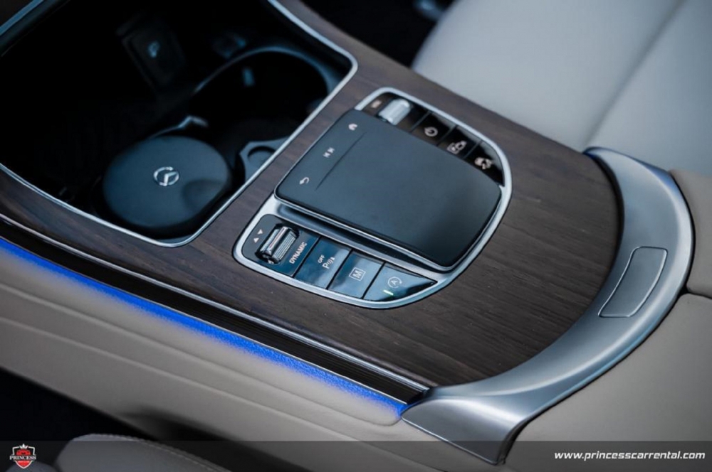 Grau Mercedes Benz GL 300 2021