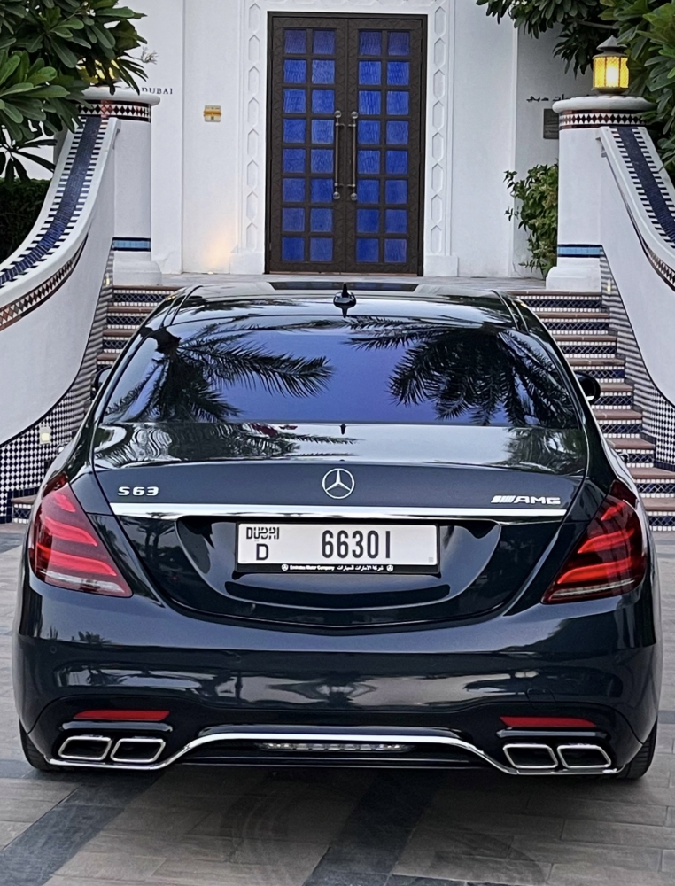 Grau Mercedes Benz S560 2019