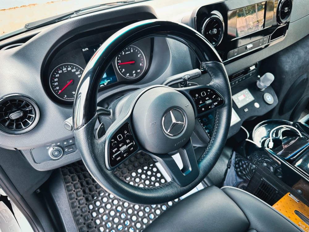 Weiß Mercedes Benz Sprinter (16 Personen) 2022