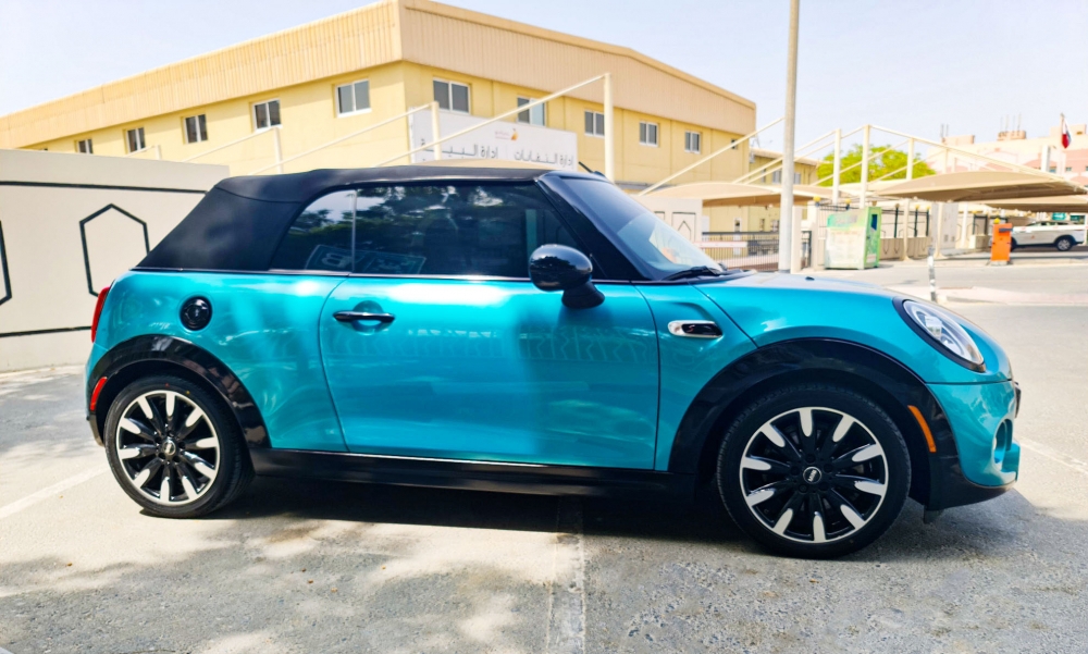 Blau Mini Cooper S Cabrio 2020