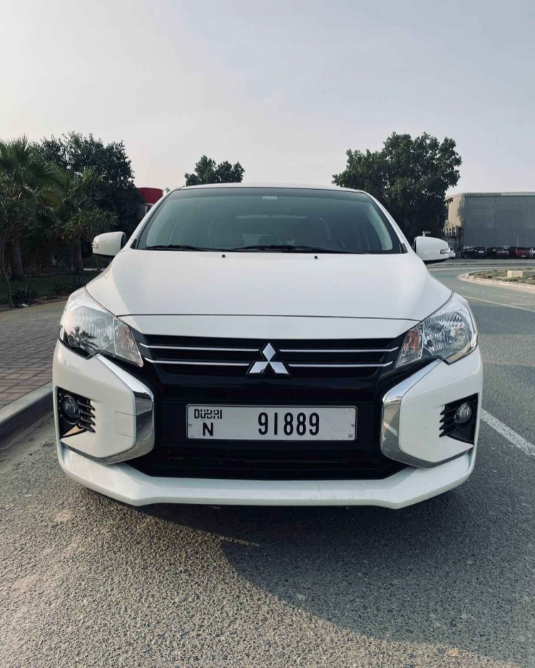 Weiß Mitsubishi Anziehen 2024