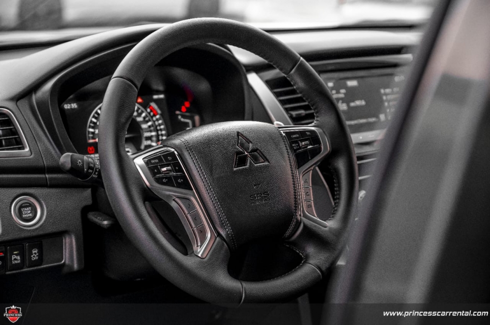 Koyu gri Mitsubishi Montero Sport İmza Sürümü 2022