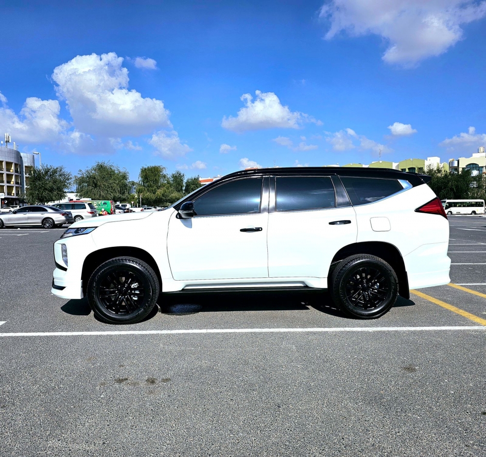 White Mitsubishi Montero Sport Signature Edition 2023