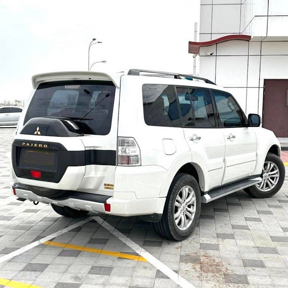 Weiß Mitsubishi Pajero 2019