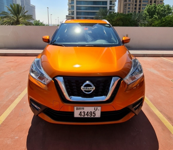 Orange Nissan Kicks 2018