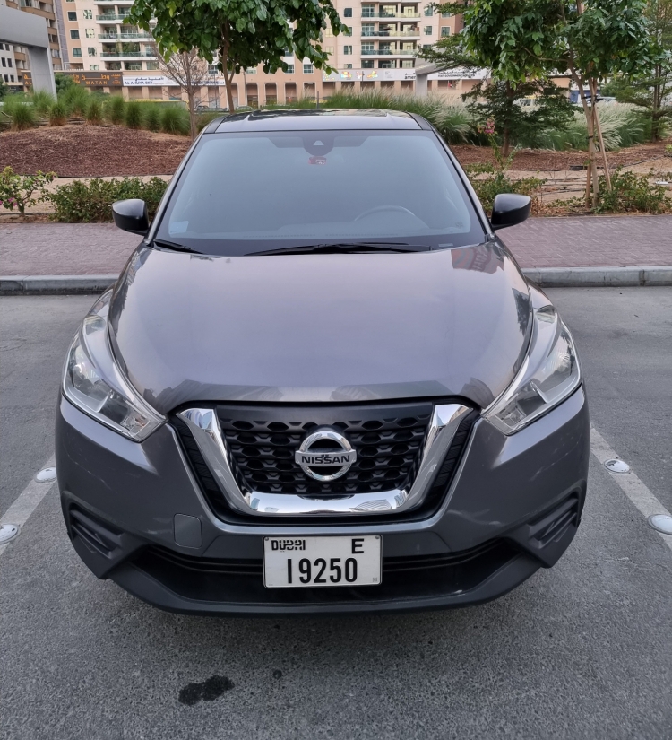 Grigio scuro Nissan Calci 2020