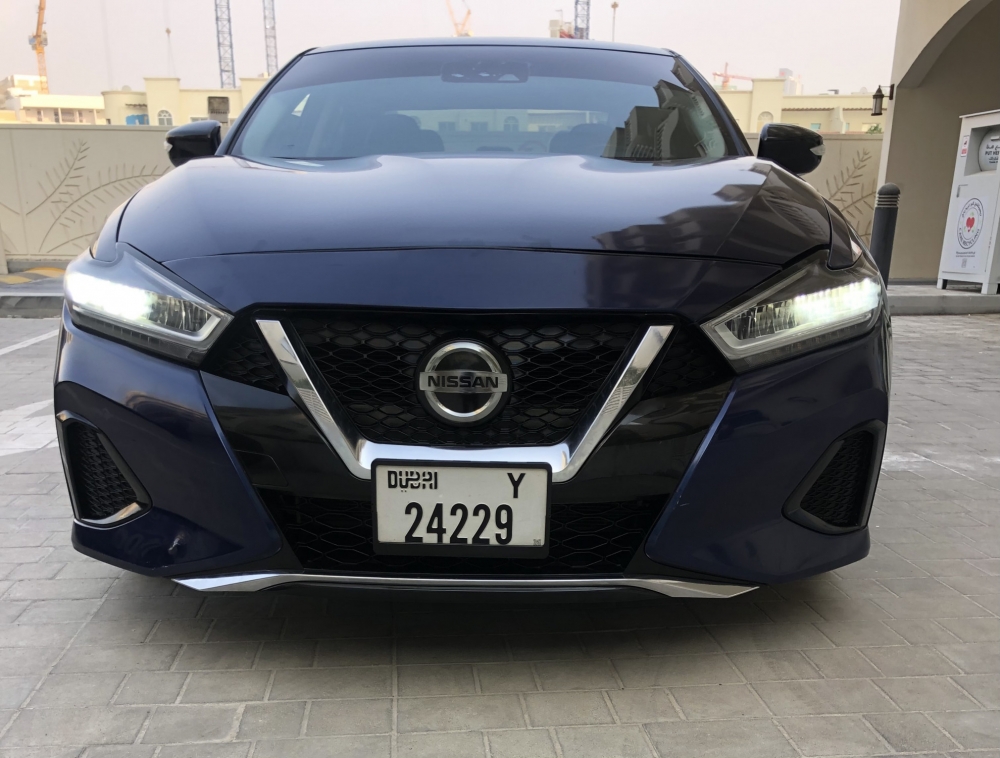 Blau Nissan Maxima 2020