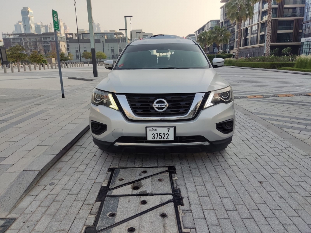 Silver Nissan Pathfinder 2019