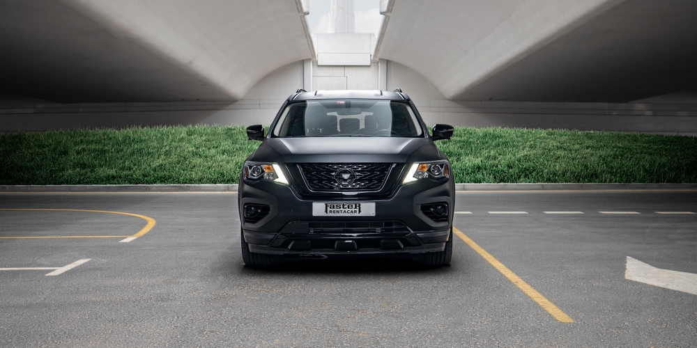 Schwarz Nissan Pfadfinder 2020