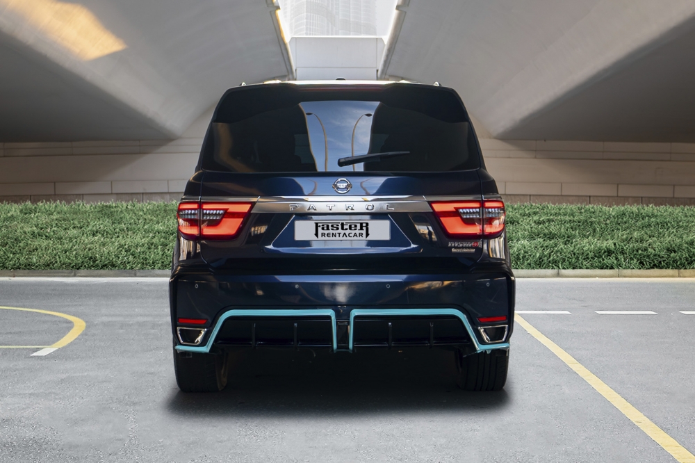 Schwarz Nissan Nismo patrouillieren 2021