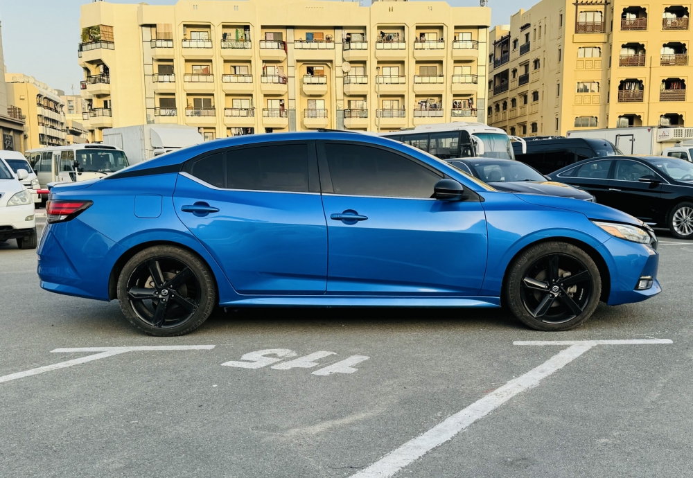Blauw Nissan Sentra 2022