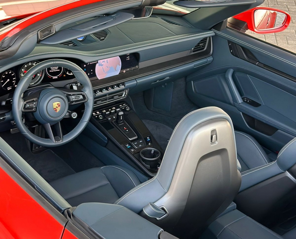 Kırmızı Porsche 911 Carrera GTS Spyder'ı 2022