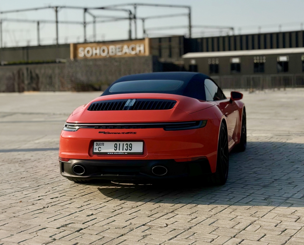 Kırmızı Porsche 911 Carrera GTS Spyder'ı 2022
