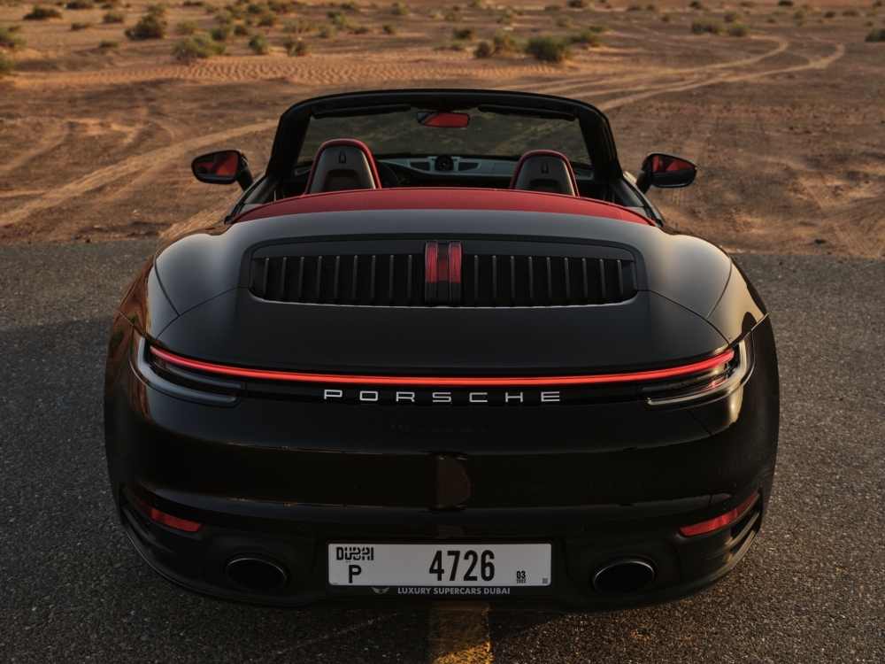 Черный Порше 911 Каррера С Спайдер 2021 год