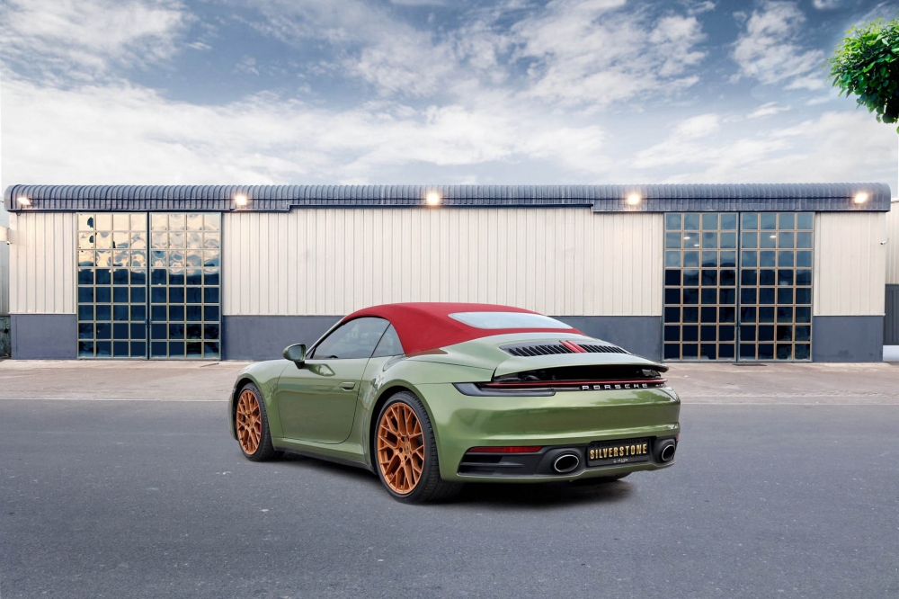Зеленый Порше 911 Каррера С Спайдер 2022 год