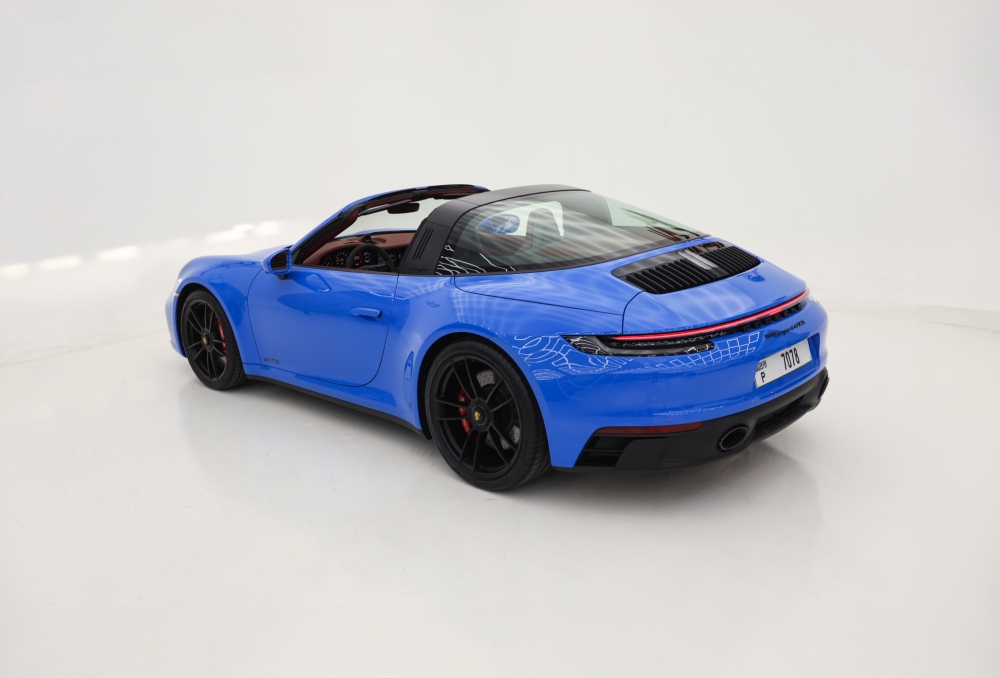 Голубой Порше 911 Тарга 4 GTS Spyder 2023 год